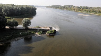 Wisła zanieczyszczona ściekami. Przebywanie w pobliżu rzeki może być niebezpieczne