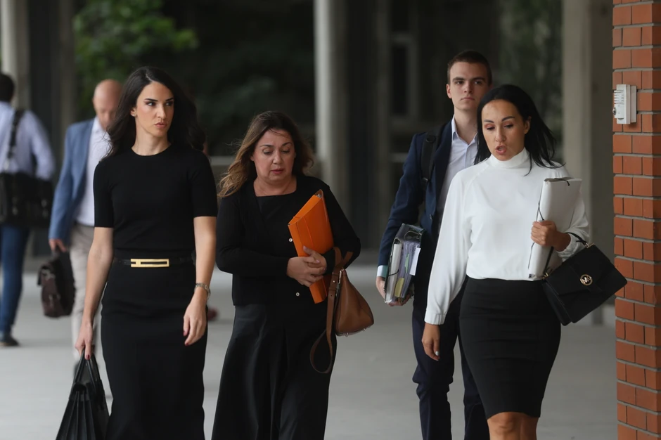 Miljana Kecmanović u pratnji advokata