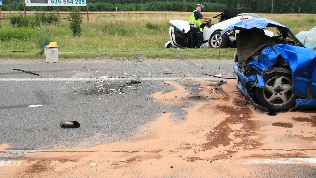 Jak ustalili suwalscy policjanci, kierowca forda zjechał na lewy pas jezdni, gdzie zderzył się z nadjeżdżającym z naprzeciwka volvo. Niestety, pomimo udzielonej pomocy 27-latnia pasażerka z forda zmarła. Dokładne okoliczności tego zdarzenia wciąż są ustalane.