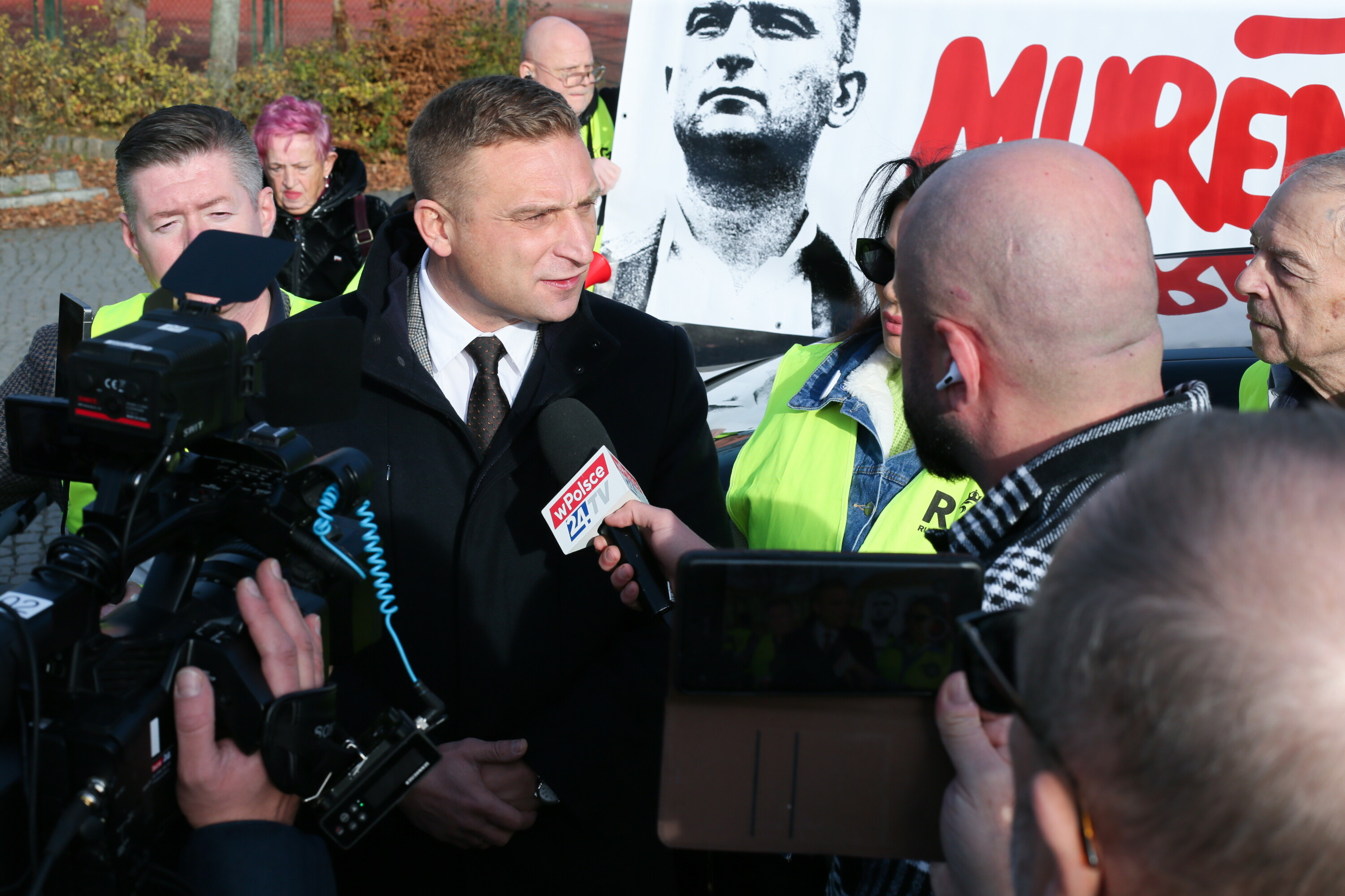 Bąkiewicz z pięcioma zarzutami za wpisy. "Zdrada Polski" i mowa nienawiści