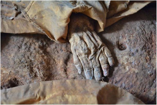 Pozycja mumii dowodzi, że dziecko przed śmiercią długo leżało w kołysce skrępowane powijakami