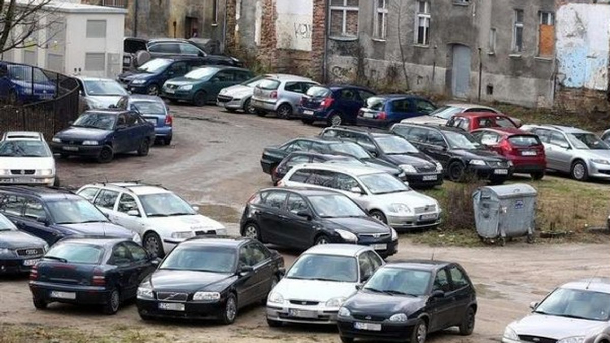 Dziki parking przy ul. Obrońców Stalingradu nie podoba się najemcom i właścicielom terenu. Teren zostanie ogrodzony, a mieszkańcy w końcu odetchną.