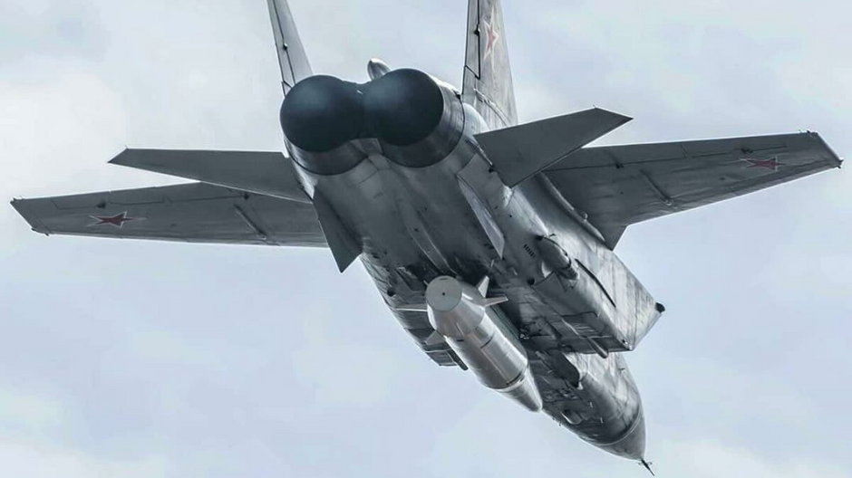 Siły rosyjskie użyły m.in siedmiu odpalonych z samolotów-nosicieli MiG-31K pocisków aerobalistycznych Kindżał. Skierowano je przeciwko celom , które nie są bronione przez najlepsze zestawy obrony powietrznej.