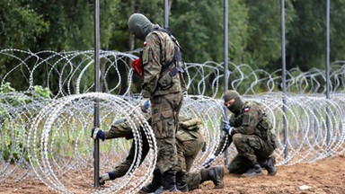 Wojskowi grzmią w sprawie konstrukcji płotu na granicy. "Mogę sobie tylko wyobrazić, jak wygląda człowiek, który wplącze się w concertinę"