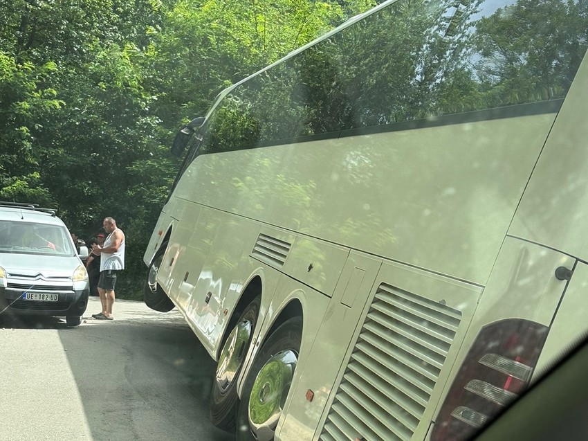 Autobus sleteo sa puta kod Kosjerića