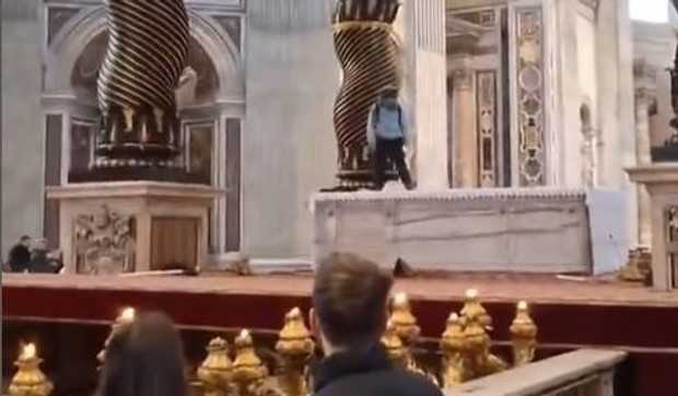 Rumun uništava oltar