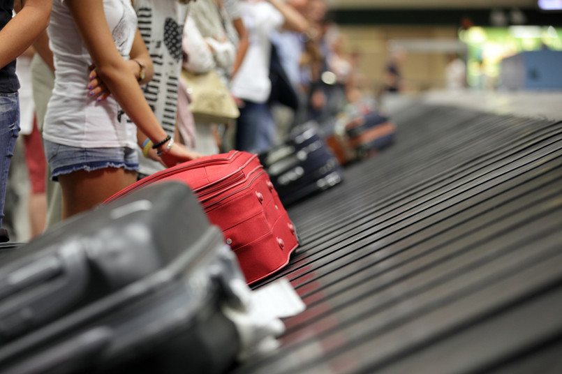 Aby uzyskać odszkodowanie, trzeba zgłosić się do znajdującego się na każdym lotnisku biura zagubionego bagażu (left-luggage office), wypełnić formularz PIR (Property Irregularity Report), zatrzymać kopię i... czekać