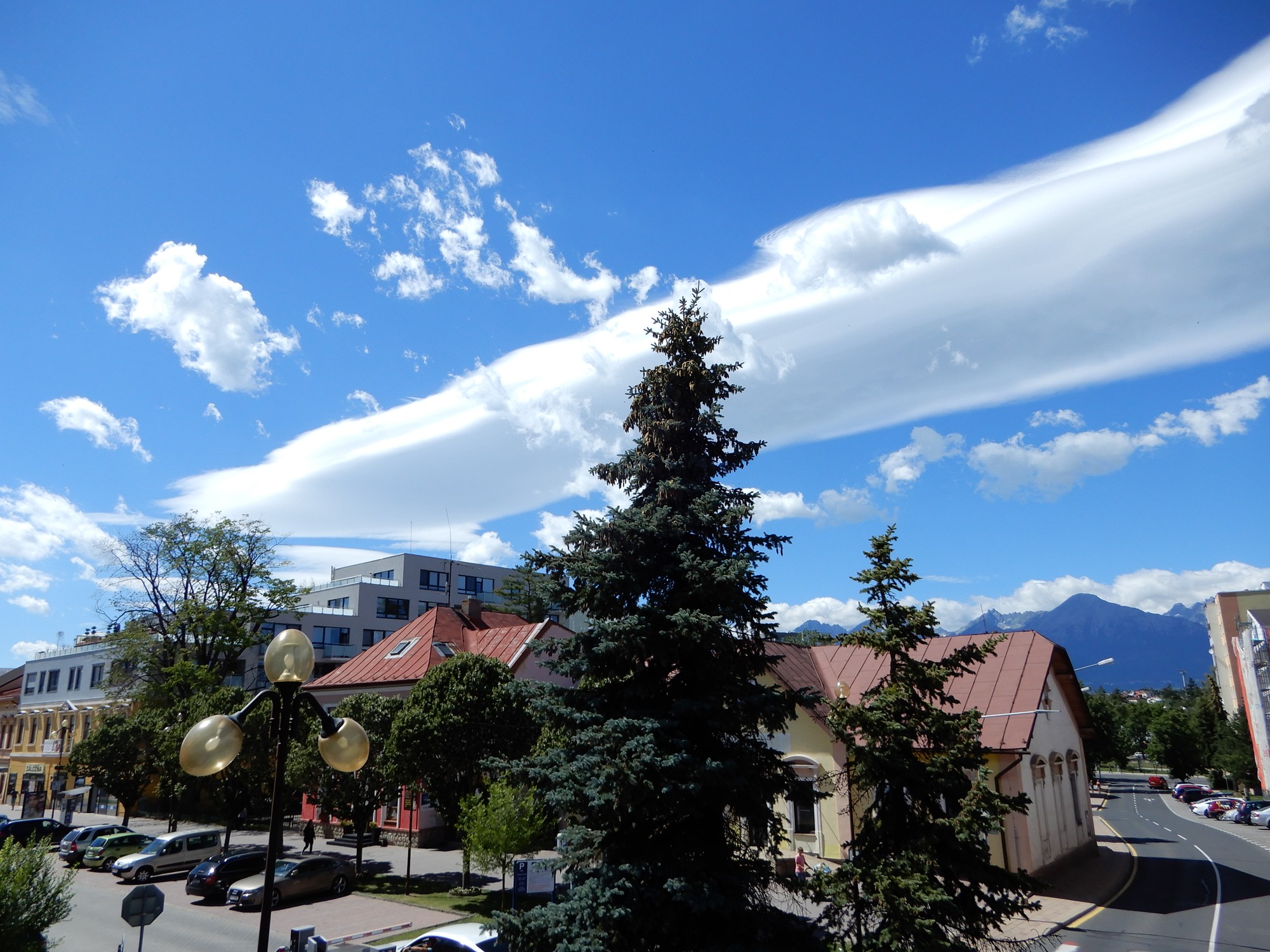 Oblak na oblohe pútal pozornosť. 