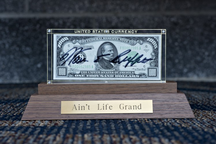 Bitcoin nie wygryzie dolara.
Buffett sceptycznie podchodzi do wirtualnej waluty Bitcoin, która zyskuje ostatnio wyjątkową popularność. Inwestor oświadczył, że nie wie zbyt wiele o cyfrowej walucie. Jego zdaniem, jeszcze przez długie lata dolar pozostanie najważniejszą walutą świata. „Z 49 mld dol. gotówki należącej do Berkshire, ani jednego dolara nie zamieniliśmy na Bitcoiny” – powiedział Buffett.