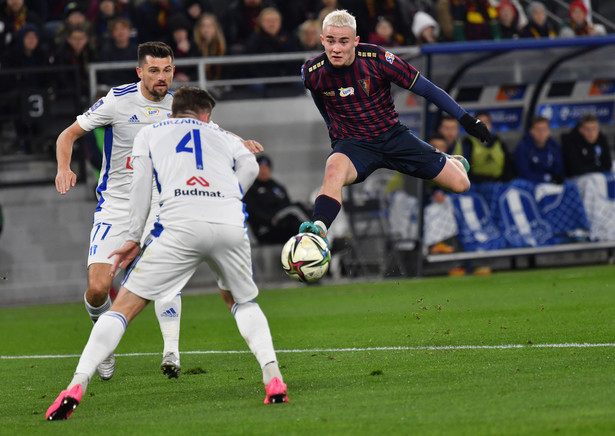 Zawodnik Pogoni Szczecin Mariusz Fornalczyk (P) oraz Piotr Tomasik (L) i Adam Chrzanowski (C) z Wisły Płock podczas meczu 28. kolejki piłkarskiej Ekstraklasy