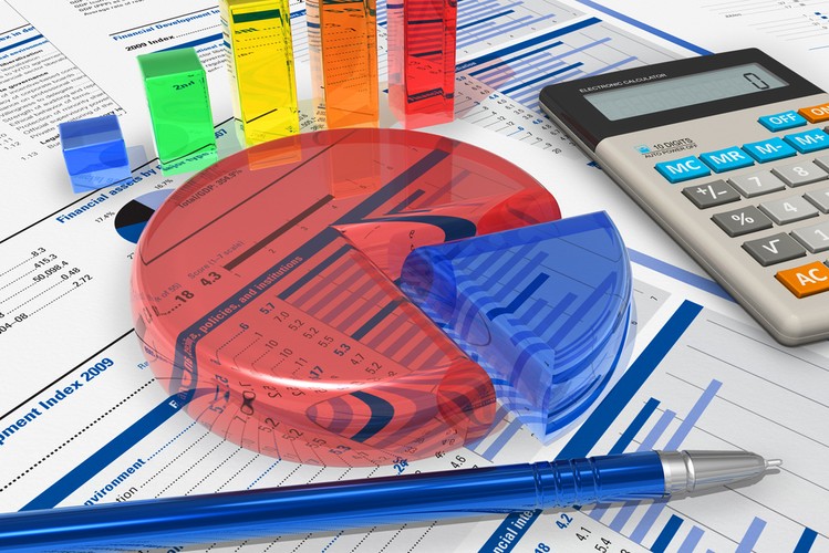 Krok trzeci: analiza. Inwestycje w badania i rozwój muszą należeć do decyzji przemyślanych w każdym szczególe. Wymagają one dużej ostrożności, a wszystkie produkty, w które firma planuje zainwestować, muszą zostać przeanalizowane pod kątem przydatności, innowacyjności i szans na powodzenie. Ważna jest jednak nie tylko analiza przyszłości produktu, ale też bieżącej sytuacji – nie należy doprowadzić działu do momentu, w którym procent pomysłów przekształcanych w produkt komercyjny drastycznie spada. Dlatego tak ważne jest sprawdzanie poziomu nasycenia rynku. Szczegółowa ocena zmniejsza prawdopodobieństwo pojawienia się nowych, podobnych podmiotów. Zasada, która powinna przyświecać firmie to: pomysł musi wyróżnić dział badań i rozwoju na tle konkurencji.