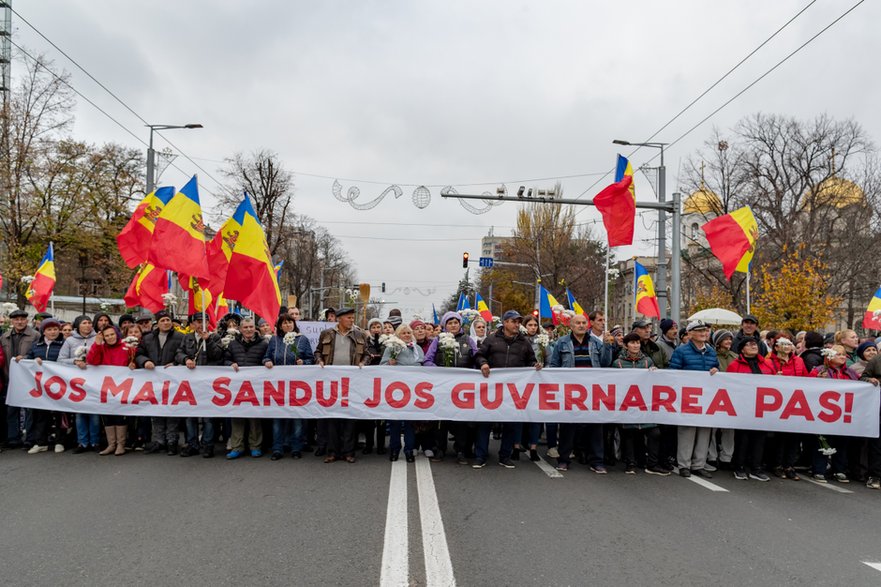 Protestujący, wzywający prozachodnich przywódców Mołdawii do opuszczenia wysokiego urzędu, Kiszyniów, 13 listopada 2022 r.