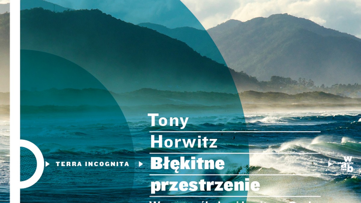 "Ambicja prowadzi mnie nie tylko dalej niż kogokolwiek dotychczas, ale wręcz — jak sądzę — do granic ludzkich możliwości" — dziennik kapitana Jamesa Cooka. O zmroku 16 lutego 1779 roku do burty "Resolution", slupu Jego Królewskiej Mości, stojącego na kotwicy u wybrzeży Hawajów, przybiło czółno kahuny, czyli świętego człowieka. Kahuna wstąpił na pokład, trzymając pod pachą zawiniątko. Dowodzący statkiem Charles Clerke rozwinął je w obecności oficerów i znalazł — jak zapisał w dzienniku — "duży kawał ciała, które wkrótce uznaliśmy za ludzkie. Najwyraźniej była to część uda, sześć czy osiem funtów, bez kości".