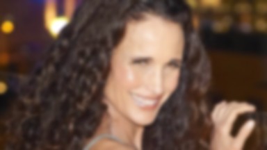 Andie MacDowell na imprezie. Uwagę zwraca zwłaszcza... twarz aktorki