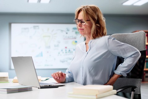 Hátfájás, derékfájás: így teheti tönkre a munkahely az egészségünket