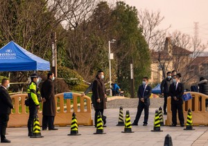 Obezbeđenje ispred hotela Hilton u Vuhanu tokom pres konferencije tima SZO u februaru
