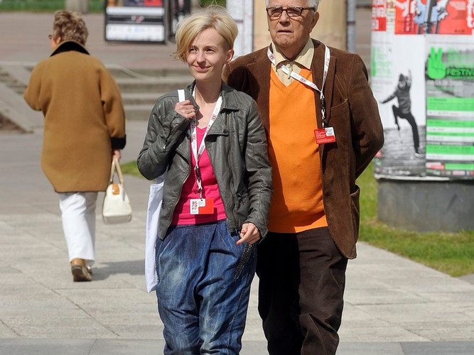 Kolejna zmiana fryzury: odważnie, krótko, asymetrycznie. Strój: na bieżąco z modowy nowinkami.