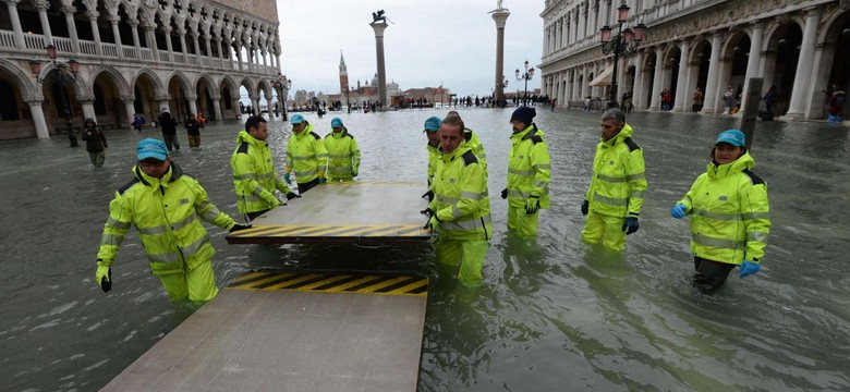 Wielka woda nie daje posprzątać w Wenecji. Plac świętego Marka zamknięty