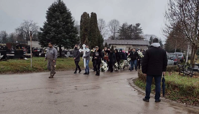 Beli kovčeg, beli krst i belo cveće za malog Andreja