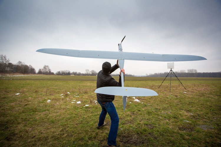 Z danych przewoźnika wynika, że w porównaniu z 2013 r. straty wynikające z kradzieży spadły o 32 proc. PKP Cargo nie uwzględnia przy tym kosztów związanych z przestojami pociągów, wzywaniem na miejsce nowych drużyn trakcyjnych, naprawami uszkodzonych wagonów itd. <br> Na zdj. Dron tuż przed startem
