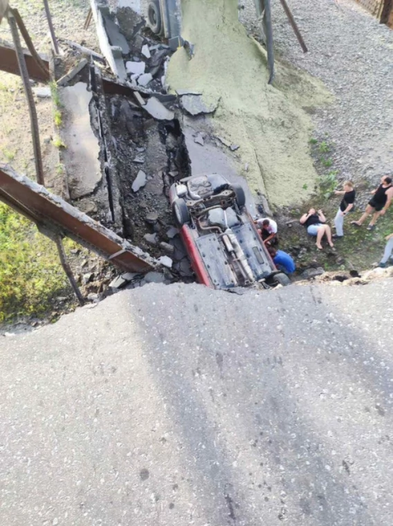 45-tonowa ciężarówka zerwała most
