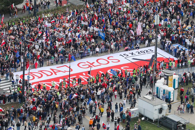 Kampania wyborcza do parlamentu 2023. Uczestnicy zorganizowanego przez Koalicję Obywatelską "Marszu Miliona Serc" zbierają się na Rondzie Dmowskiego w Warszawie.