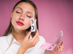 Sztuka doczepiania sztucznych rzęs - jak zrobić to samodzielnie?