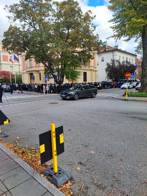 Kolejka przed ambasadą RP w Sztokholmie. Zdjęcie otrzymaliśmy od jednego z czytelników