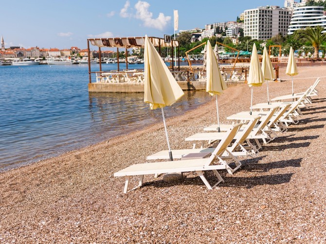 "Ležaljke nisu za sirotinju": Rat na mrežama zbog cena na plažama u Crnoj Gori