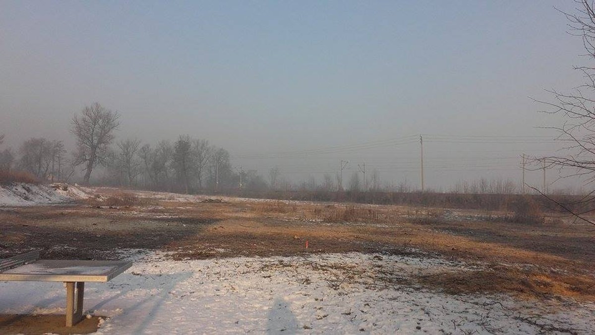 Blisko sto drzew wycięto na Prądniku Białym u zbiegu ulic: Białoprądnickiej i Pasteura. Działka jeszcze do niedawna należała do kościoła. Ten jednak postanowił ją sprzedać. Teren, na którym od 15 lat rósł las, została ogołocona z zieleni. Teraz powstaną tutaj bloki. Zezwala na to plan zagospodarowania przestrzennego, który przygotowali miejscy urzędnicy, a radni miasta zatwierdzili.