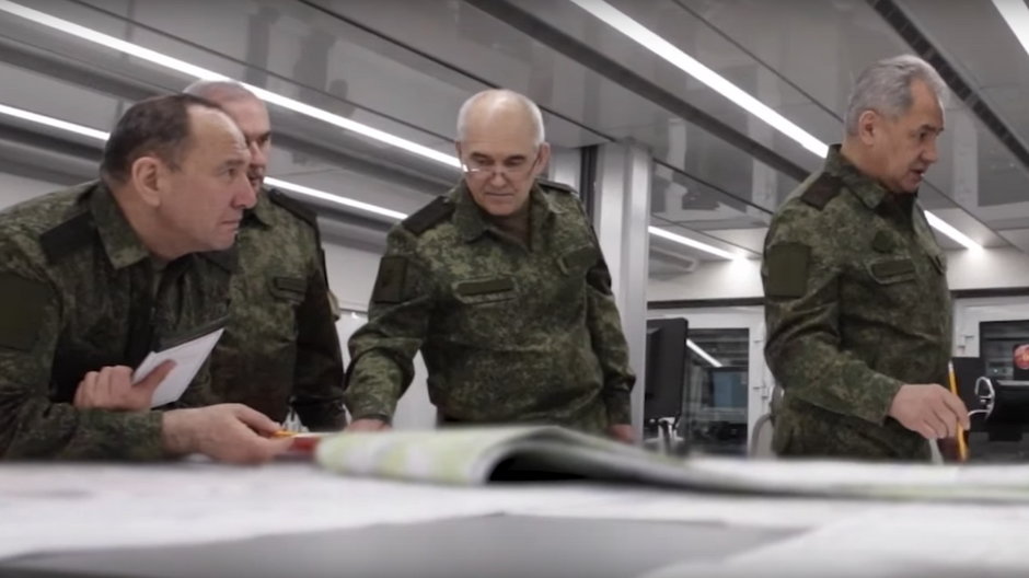 Gen. Siergiej Szojgu (pierwszy z prawej) podczas wizytacji wojsk rosyjskich walczących w Ukrainie, czerwiec 2022 r.