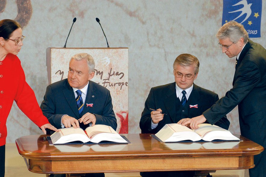 Do przyjęcia wspólnej waluty zobowiązaliśmy się w traktacie akcesyjnym do UE. W imieniu Polski podpisali go w 2003 r. ówczesny premier Leszek Miller i szef MSZ Włodzimierz Cimoszewicz.