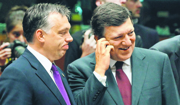 Jeśli rząd Viktora Orbana (po lewej) nie przygotuje na kolejny rok budżetu, który umożliwiłby zbicie deficytu poniżej 3 proc. PKB, KE kierowana przez Jose Barroso odbierze mu pieniądze Reuters/Forum
