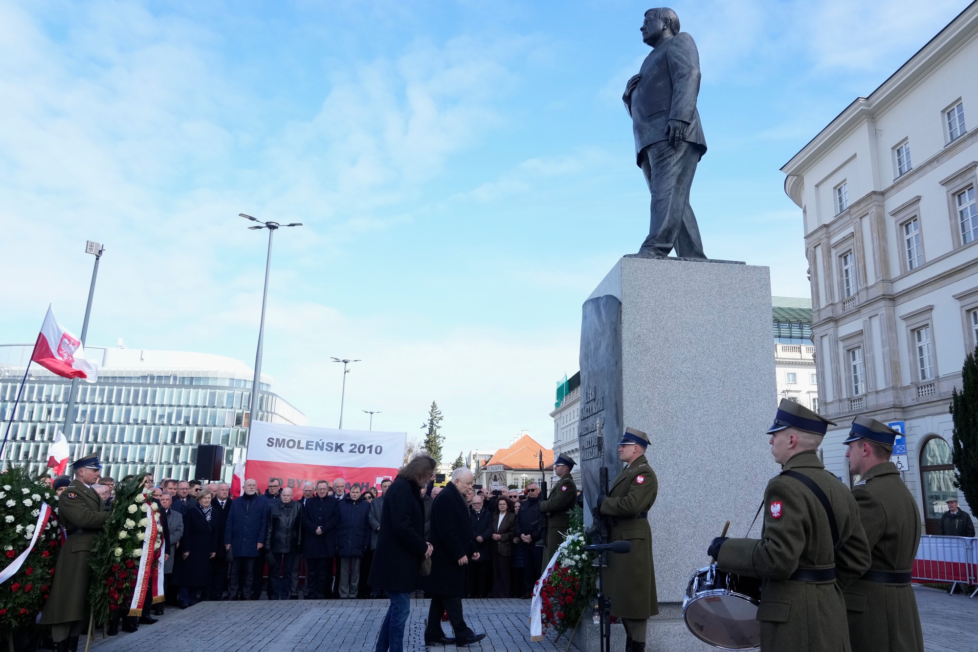 Predseda poľskej vládnej strany PiS Jaroslaw Kaczyňski (uprostred) vzdáva úctu svojmu bratovi a bývalému poľskému prezidentovi Lechovi Kaczyňskému pri príležitosti 15. výročia leteckého nešťastia.