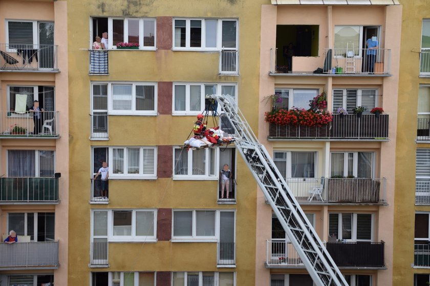 47-latek ze Świnoujścia waży blisko ćwierć tony. Wyniesiono go dźwigiem przez balkon