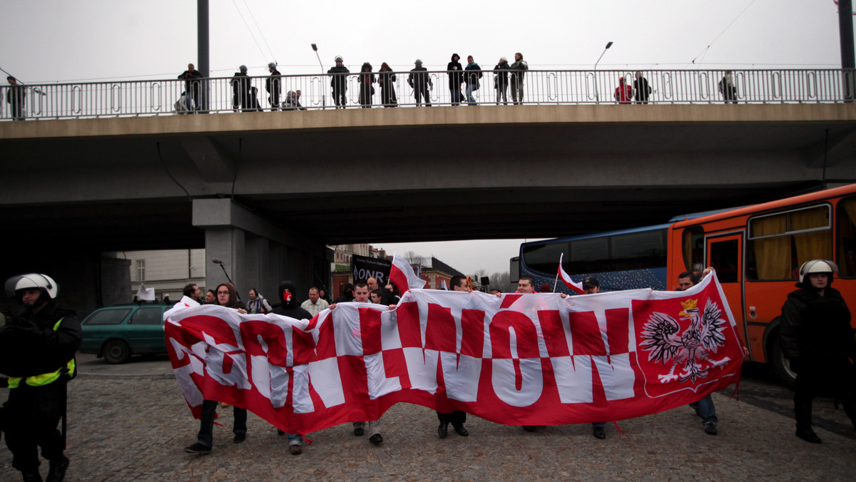 Wczoraj przez Warszawę, mimo kontrmanifestacji środowisk antyfaszystowskich skupionych w Porozumieniu 11 Listopada, przeszedł "Marsz Niepodległości". Został on zorganizowany przez Obóz Narodowo-Radykalny i Młodzież Wszechpolską. - Policja zrobiła wszystko, aby umożliwić narodowcom przejście pod pomnik Dmowskiego. Doprowadziło to do eskalacji przemocy. Stąd nasuwa się pytanie: kto wydał rozkaz, aby policja utorowała drogę narodowcom? - pyta na swoim blogu w Onet.pl eurodeputowany SLD Wojciech Olejniczak.