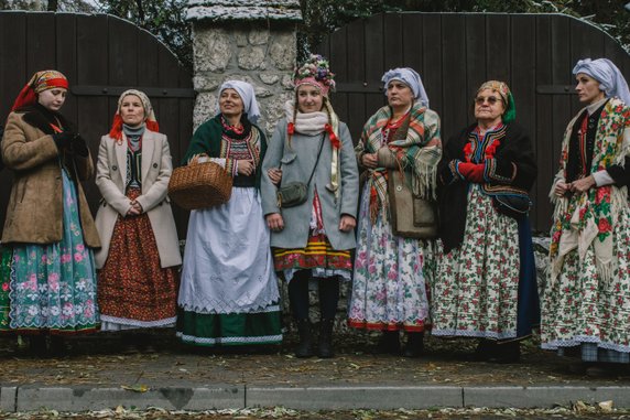 Czepiny. Panna młoda traci koronę z kwiatów, a na głowę zakłada się jej czepiec mężatki