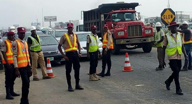 FG reopens Apongbon Bridge on Lagos, renews appeal against drain stuffing.  [nnn]