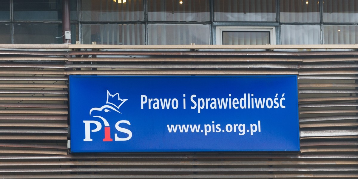 Zmiany kadrowe PiS doprowadziły do zmian ok. 6,7 tys. osób na stanowiskach kierowniczych