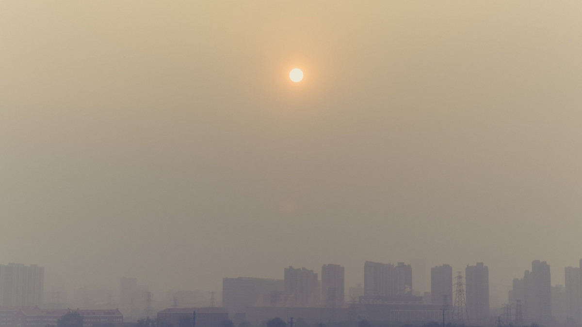 Bardzo niska temperatura i to, czym mieszkańcy palili w swoich domach, przyczyniło się fatalnej jakości powietrza w mieście. Dobowe normy pyłów PM10 i PM2,5 zostały przekroczone kilkukrotnie. Najnowsze wyniki nie wskazują, by sytuacja ulegała poprawie.