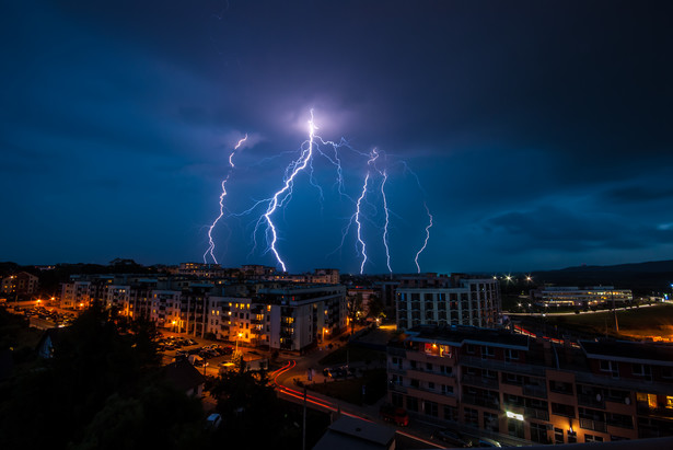 Burze z gradem, silny wiatr. Rządowe Centrum Bezpieczeństwa rozesłało ostrzeżenie