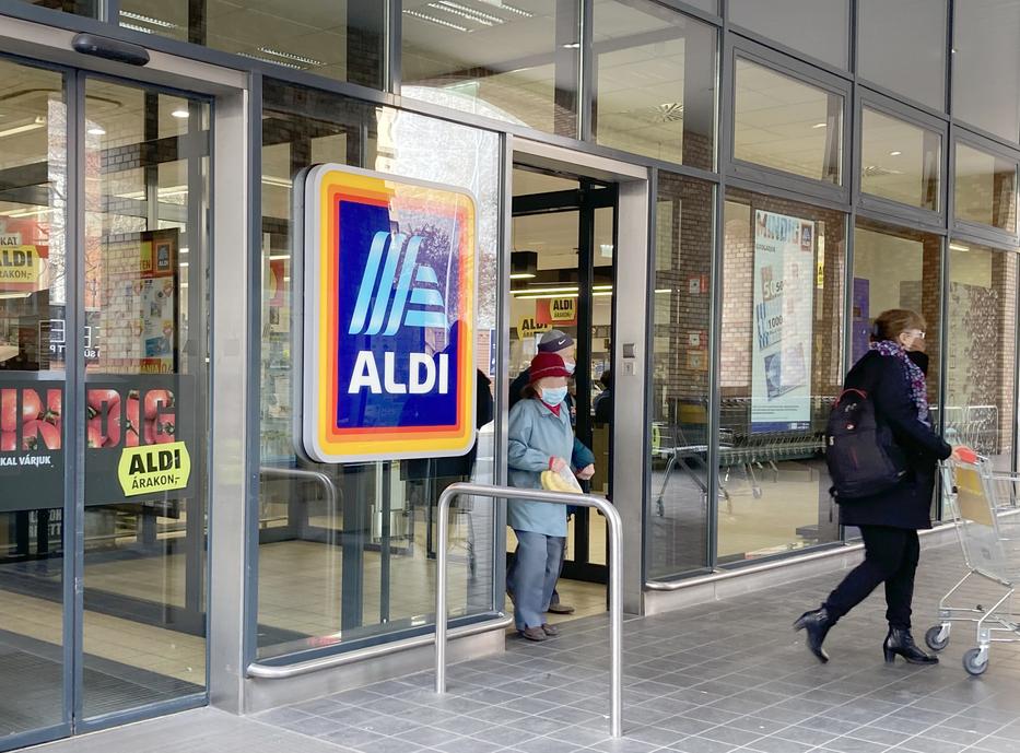 Az Aldi üzleteiben is figyelnek a távolságtartásra / Fotó: Blikk