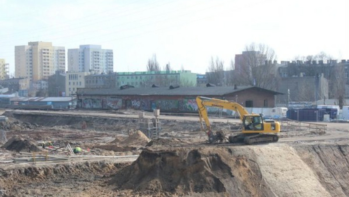 Od 26 kwietnia nie przejedziemy ul. Tramwajową pod wiaduktem kolejowym. Warto zaplanować objazdy, bo odcinek będzie zamknięty do końca budowy dworca - informuje portal mmlodz.pl.