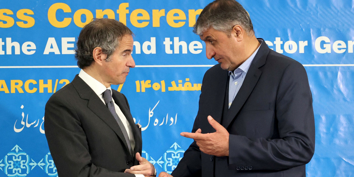 Szef Organizacji Energii Atomowej Iranu Mohammad Eslami (z prawej) i szef Międzynarodowej Agencji Energii Atomowej Rafael Grossi. Teheran, 4 marca 2023 r.