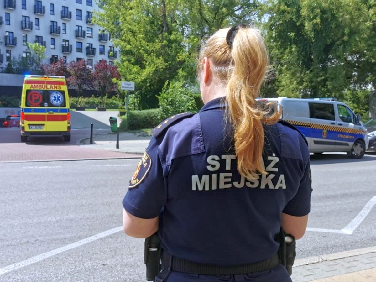 Zobaczyli go na skrzyżowaniu. Ranny leżał na jezdni. Z jego głowy lała się krew