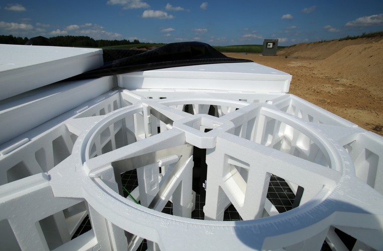 System LOFAR pozwala na obserwacje astronomiczne na bardzo niskich częstotliwościach, w zakresie słabo dotąd zbadanym przez radioastronomów. Służy do badania obiektów wczesnego wszechświata i ułatwia monitorowanie środowiska kosmicznego w najbliższym otoczeniu Ziemi. <br><br>(tw/zuz) PAP/Tomasz Waszczuk