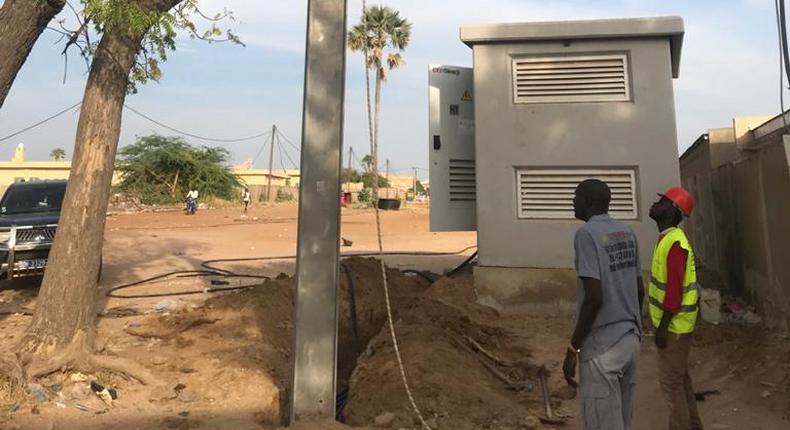 Des agents en train de mettre en service un poste de la Senelec