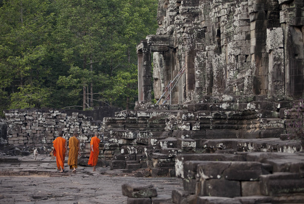 Mnisi buddyjscy w ruinach świątyni Bayon w kompleksie Angkor, Kambodża