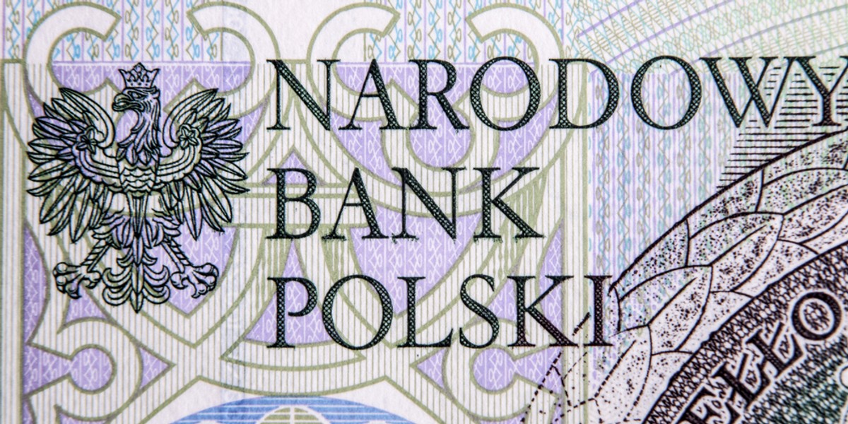 W ciągu miesiąca NBP wydał już na aukcjach obligacji państwowych prawie 50 mld zł. Nie tyle finansuje w ten sposób deficyt budżetu, co realnie obniża na razie rynkowe oprocentowanie obligacji.