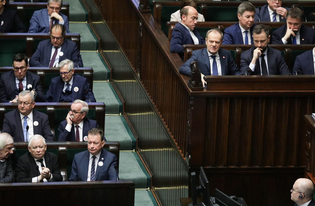 Posłowie PiS oraz członkowie rządu na sali obrad Sejmu w Warszawie